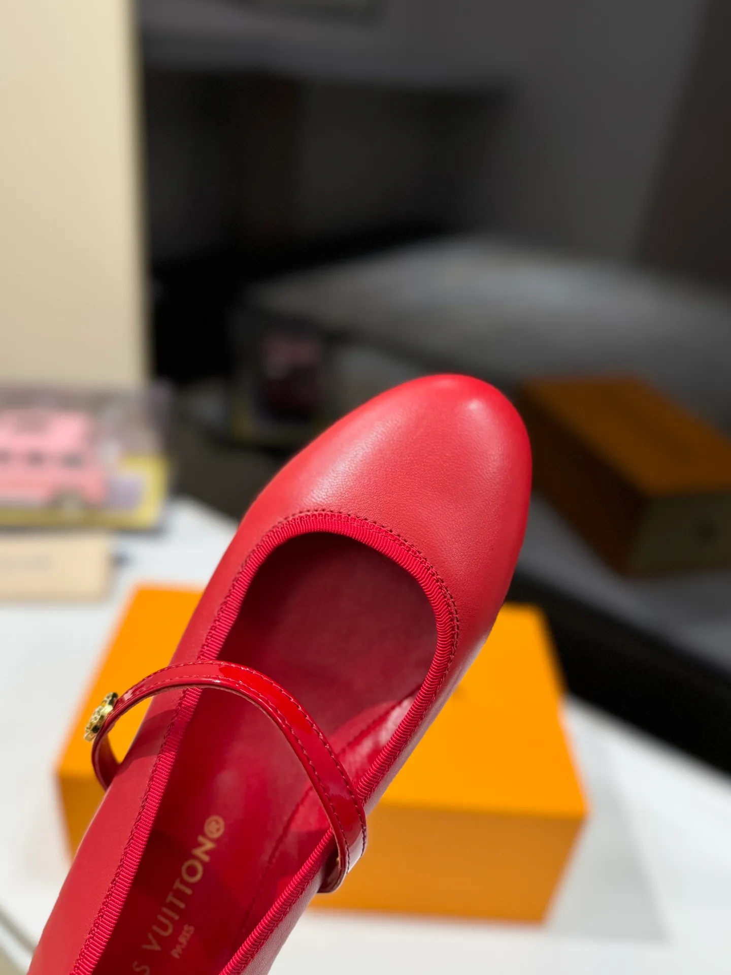 👟👟Ex-factory price 600👟👟 👟👟LV | Louis Vuitton 25𝐬𝐬 🧡💚2025 early spring new top version‼ ️The original version is the same. The counter specializes in the latest ROMY flat ballet shoes. Hard goods are new🆕 ❥Purchase level! Full of high-end feel! A popular model among bloggers at home and abroad, it’s retro and fashionable and looks amazing on your feet! Mainly recommended models on the official website★ ✅Upper: Highly customized denim/lambskin/presbyopia leather ✅Inner lining: imported sheepskin lining ✅Outsole: original Italian leather outsole ✅Shoe size: 35-39 (customized for 40, 41, 42) ✅Packaging: full set of exquisite packaging
